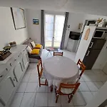Maison Familiale Avec Terrasse Pres De La - Fr-1-323-484 *