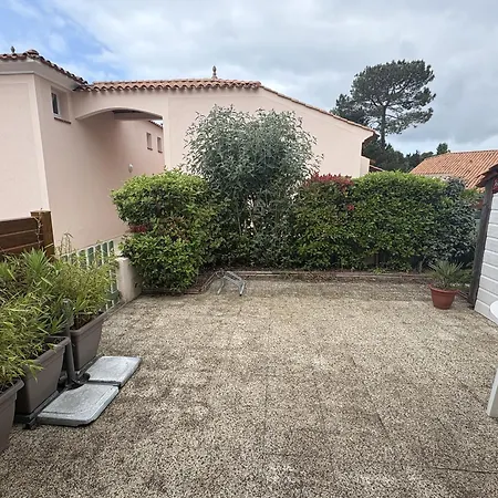 Maison Familiale Avec Terrasse Près De La - Fr-1-323-484